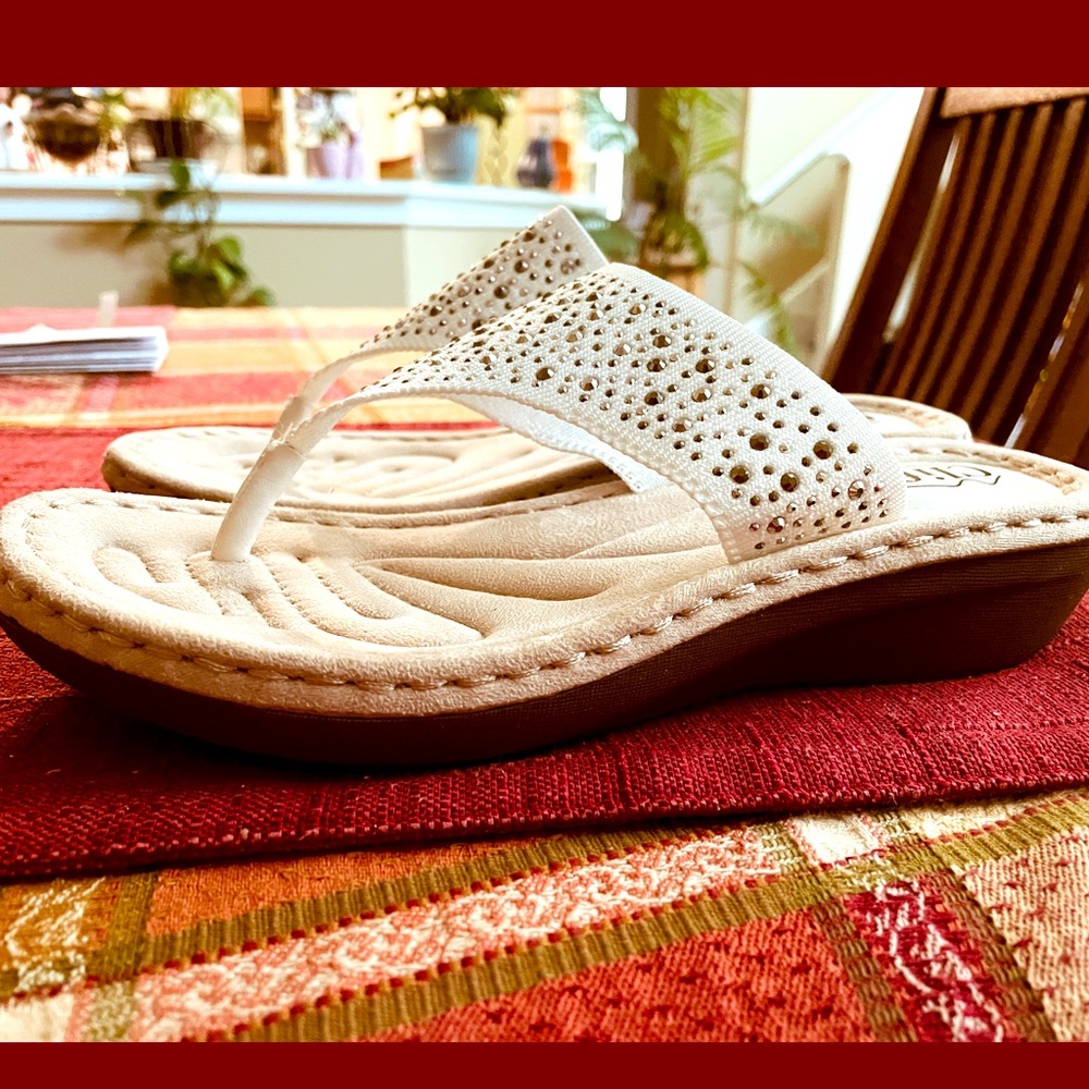 NEW! 8.5 Women’s thong sandals, 1” heel. SALE!!!! - Picture 6 of 7